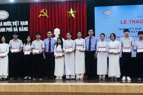 Đà Nẵng: 200 triệu đồng học bổng dành tặng học sinh vượt khó, hiếu học