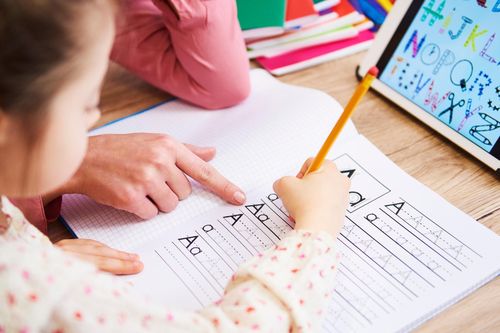 Phụ huynh 'than trời' con phải làm bài tập về nhà tới tận đêm