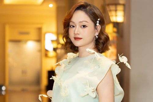 Lan Phương ốm nghén nặng đến mức ôm chồng con cũng buồn nôn vì mùi quần áo