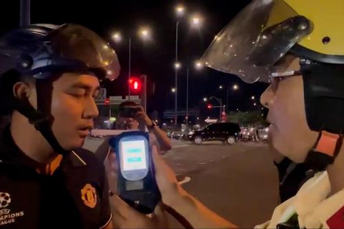 Tài xế uống rượu bia chây ì, 18 lần thổi mới ra kết quả