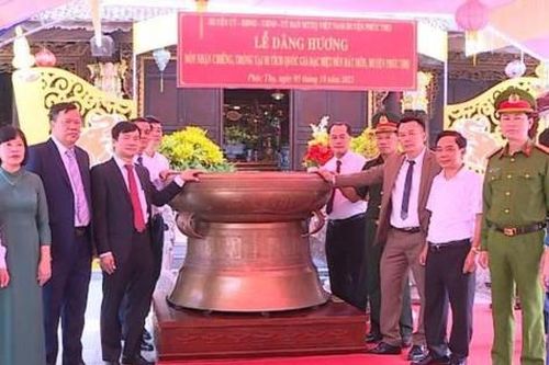 Đón nhận chiêng, trống từ Nam Định về Đền Hát Môn