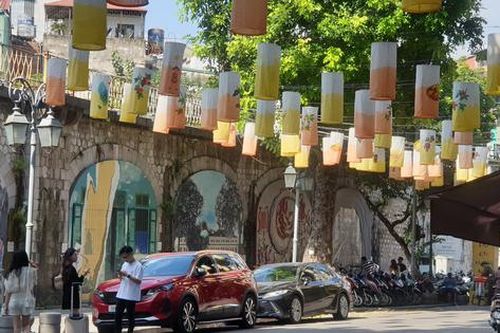 Xe đỗ lộn xộn phá nát không gian phố bích họa Phùng Hưng