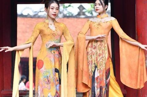 NTK Hoàng Ly đưa tranh sơn mài của họa sĩ Phạm Trinh vào BST Tinh hoa Việt
