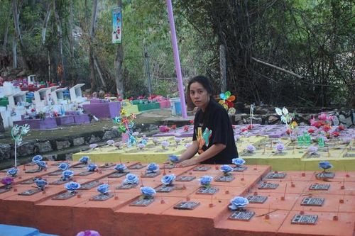 Người phụ nữ dành cả thanh xuân để an táng cho hàng chục nghìn hài nhi xấu số