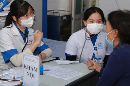 Thầy thuốc trẻ khám bệnh, cấp phát thuốc miễn phí cho hơn 65.000 người dân