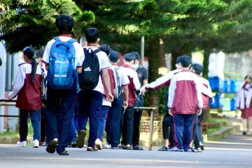 Tranh cãi việc một trường học ở Đắk Lắk soát đồ, kiểm tra học sinh trước khi vào lớp