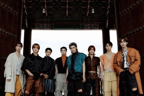 NCT 127 tái xuất với 'Fact Check': Choáng với cảnh quay ở cung điện Gyeongbokgung