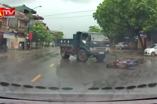 Xem những tình huống vừa lái xe, vừa sử dụng điện thoại gây tai nạn nghiêm trọng