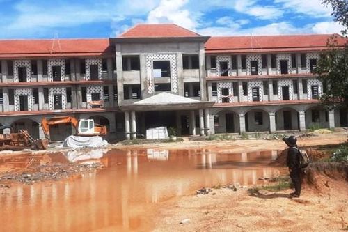Quảng Nam: Trường xây dựng dang dở, thầy trò lo sợ