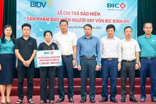 BIC trao gần 3,8 tỷ đồng bảo hiểm cho khách hàng vay vốn tại BIDV