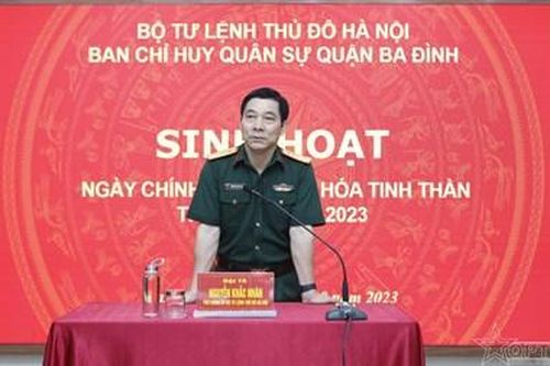 Phó chính ủy Bộ tư lệnh Thủ đô Hà Nội trực tiếp trả lời, giải đáp những ý kiến của cán bộ, nhân viên