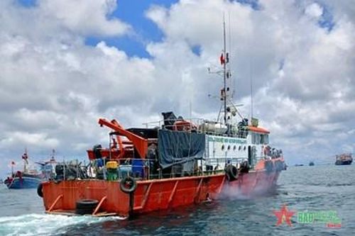 Đồn Biên phòng Cửa khẩu Cảng Phú Quý: Điều động phương tiện tham gia cứu nạn ngư dân bị nạn trên biển