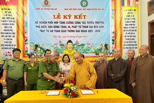 Ký kết phối hợp tuyên truyền pháp luật về an toàn giao thông cho tăng, ni phật tử