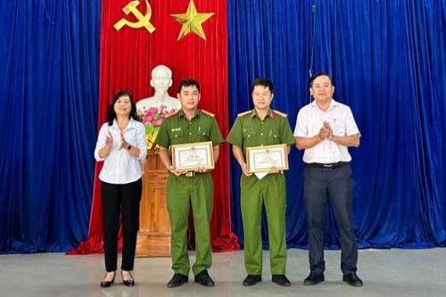 Lực lượng an ninh cơ sở được khen thưởng