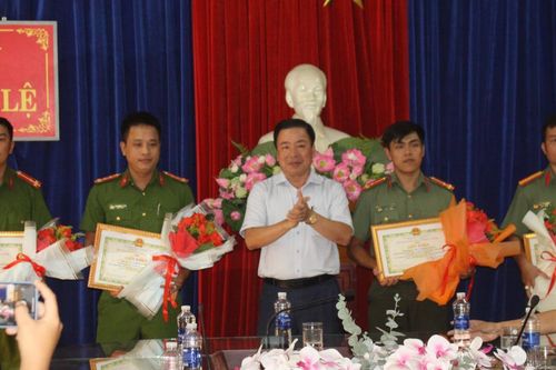 Khen thưởng đột xuất CAQ Cẩm Lệ và Phòng An ninh mạng và phòng, chống tội phạm sử dụng công nghệ cao