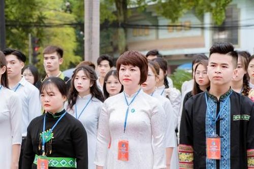 Sinh viên Lạng Sơn dâng hương tại tượng đài Chủ tịch Hồ Chí Minh