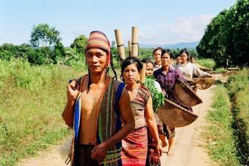 Cảnh báo sự mai một văn hóa của một số tộc người