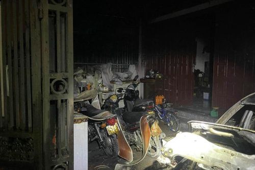 Cháy dữ dội gara ô tô, 4 người hoảng loạn kêu cứu ở Hải Phòng