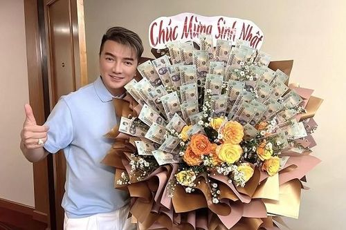 Đàm Vĩnh Hưng được tặng bó hoa tiền 'khủng'