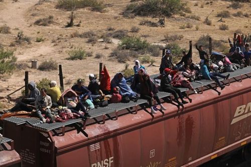 Chùm ảnh con tàu định mệnh lướt qua Mexico, chở giấc mơ Mỹ