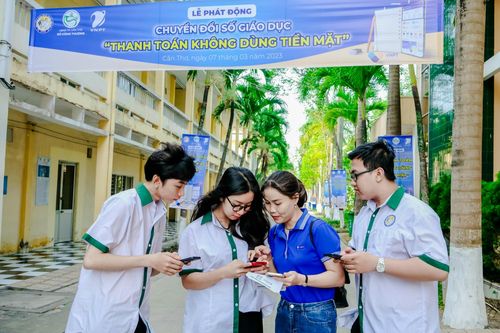 Cần Thơ linh hoạt thanh toán thu phí không dùng tiền mặt trong trường học
