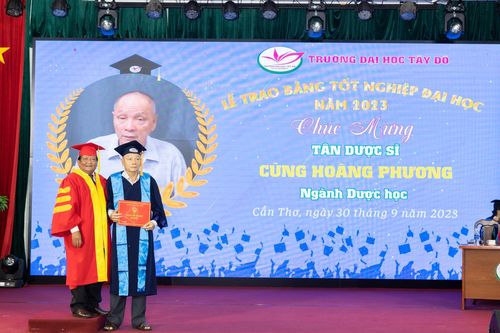 Nhận bằng tốt nghiệp Dược sĩ ở tuổi 60: Tấm gương về học tập suốt đời