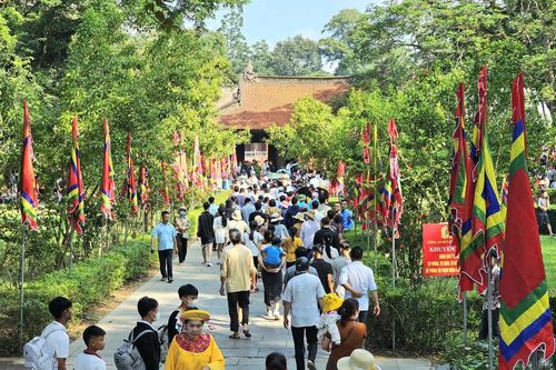 Biển người 'đội nắng' dự Lễ hội Lam Kinh 2023