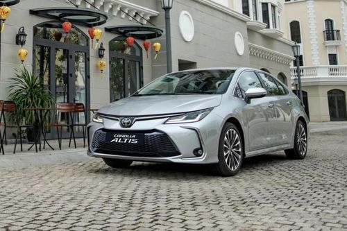 Cận cảnh Toyota Corolla Altis 2023 bản nâng cấp, giá từ 725 triệu đồng