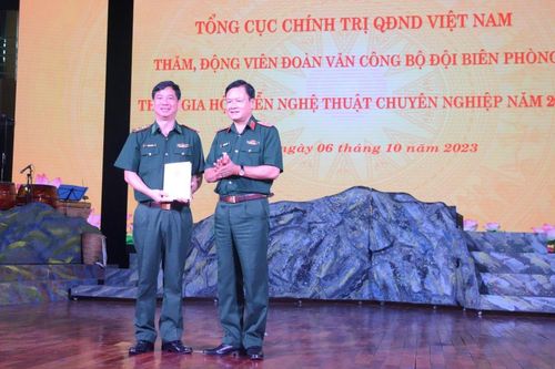 Trung tướng Nguyễn Văn Đức thăm Đoàn Văn công BĐBP
