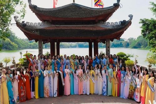 Dàn thí sinh dự Hoa hậu Hòa bình Quốc tế 2023 diện áo dài thăm Thủ đô Hà Nội