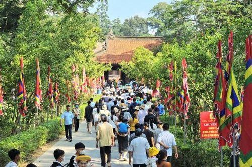 Hàng nghìn du khách về khai hội Lam Kinh năm 2023