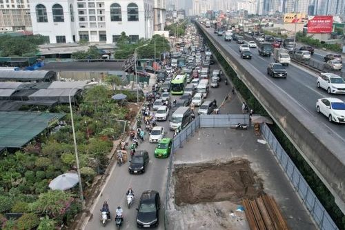 Rào chắn thi công, hạ tầng chưa đồng bộ gia tăng ùn tắc giao thông