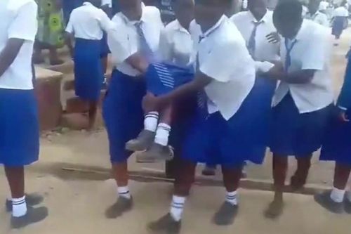 Bí ẩn căn bệnh khiến gần 100 nữ sinh Kenya đột nhiên bị liệt
