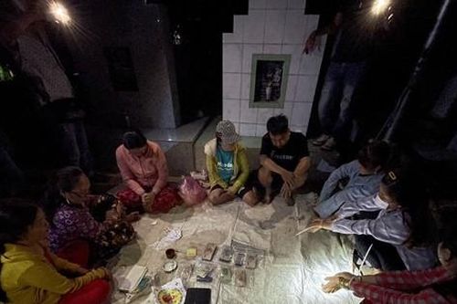 Nhiều 'quý bà' lắc tài xỉu tại khu nhà mồ lúc chạng vạng