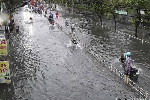 Mưa lớn giờ tan tầm, người dân TPHCM chật vật lội nước về nhà