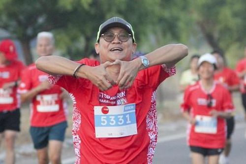 Phan Thiết Marathon 2023: Vận động viên vừa chạy vừa mua hình cá nhân làm từ thiện