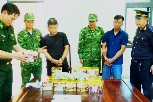 Gia cố xe đầu kéo để giấu pháo và ma túy