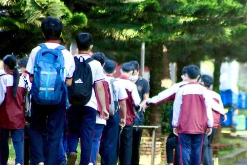Trường dừng việc bố trí 50 giám thị và giáo viên lục cặp, soát người học sinh