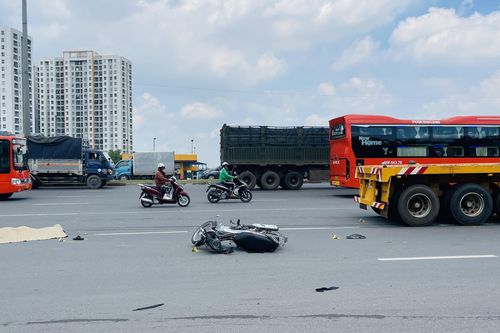 Va chạm với xe container, người đàn ông đi xe máy tử vong