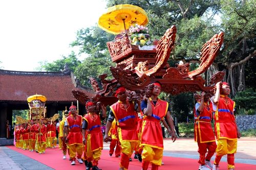 Hàng nghìn người 'đội' nắng dự khai hội ở khu di tích đặc biệt