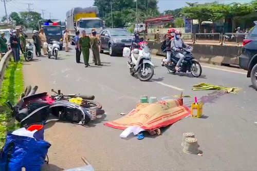 Người đàn ông đi xe máy bị xe khách cán qua người tử vong