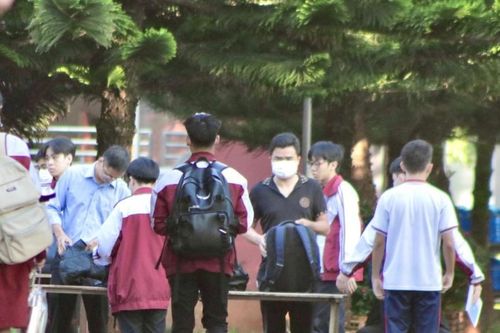 Trường xin lỗi vì lục cặp, soát người học sinh