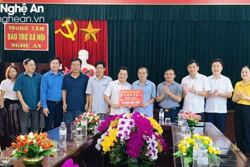 Đoàn công tác Khối Dân vận, Mặt trận, các tổ chức chính trị - xã hội tỉnh Nghệ An thăm tặng quà tại Đô Lương