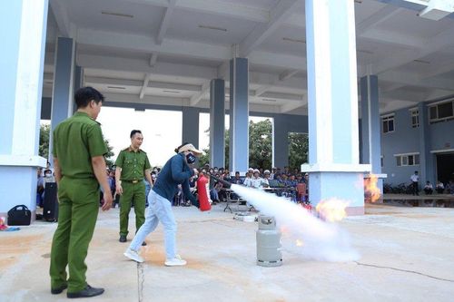 Vùng 4 Hải quân tập huấn và luyện tập xử trí phòng chống cháy nổ