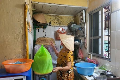 Khu tập thể nhếch nhác, xập xệ trên 'đất vàng': Nấu cơm đội nón, đi tắm che ô