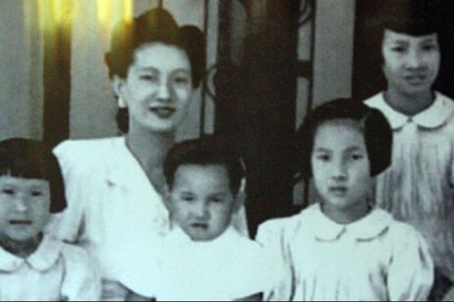 Hình ảnh lúc sinh thời của Nam Phương Hoàng hậu bỗng gây sốt: Đẹp làm sao đôi mắt sắc lẹm, từ dáng mũi đến chiếc cằm đều toát ra vẻ Á Đông quyền quý