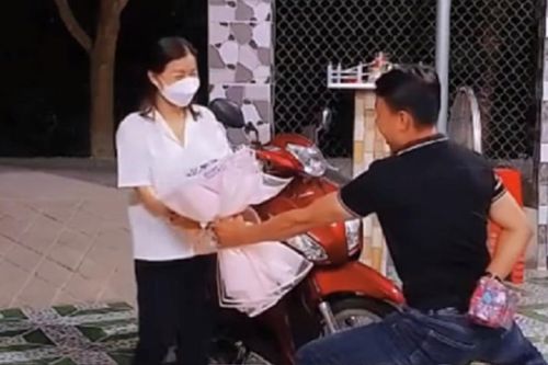 Vợ vừa về đến sân, chồng vội lao ra rồi có hành động khiến ai nấy cũng ghen tỵ
