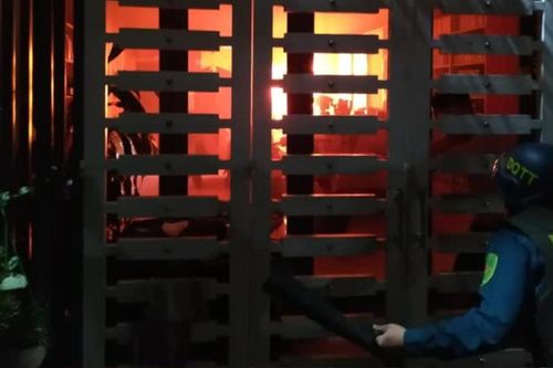 Căn nhà bốc cháy dữ dội lúc nửa đêm, 3 người mắc kẹt được giải cứu thành công