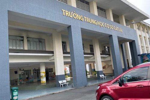 TPHCM: Điều tra vụ việc nam sinh lớp 9 rơi lầu tại trường