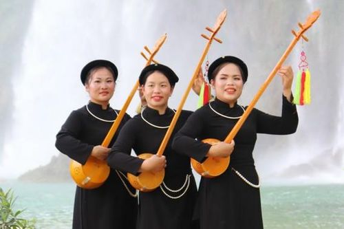 Phụ nữ Tày ở Đàm Thủy làm du lịch